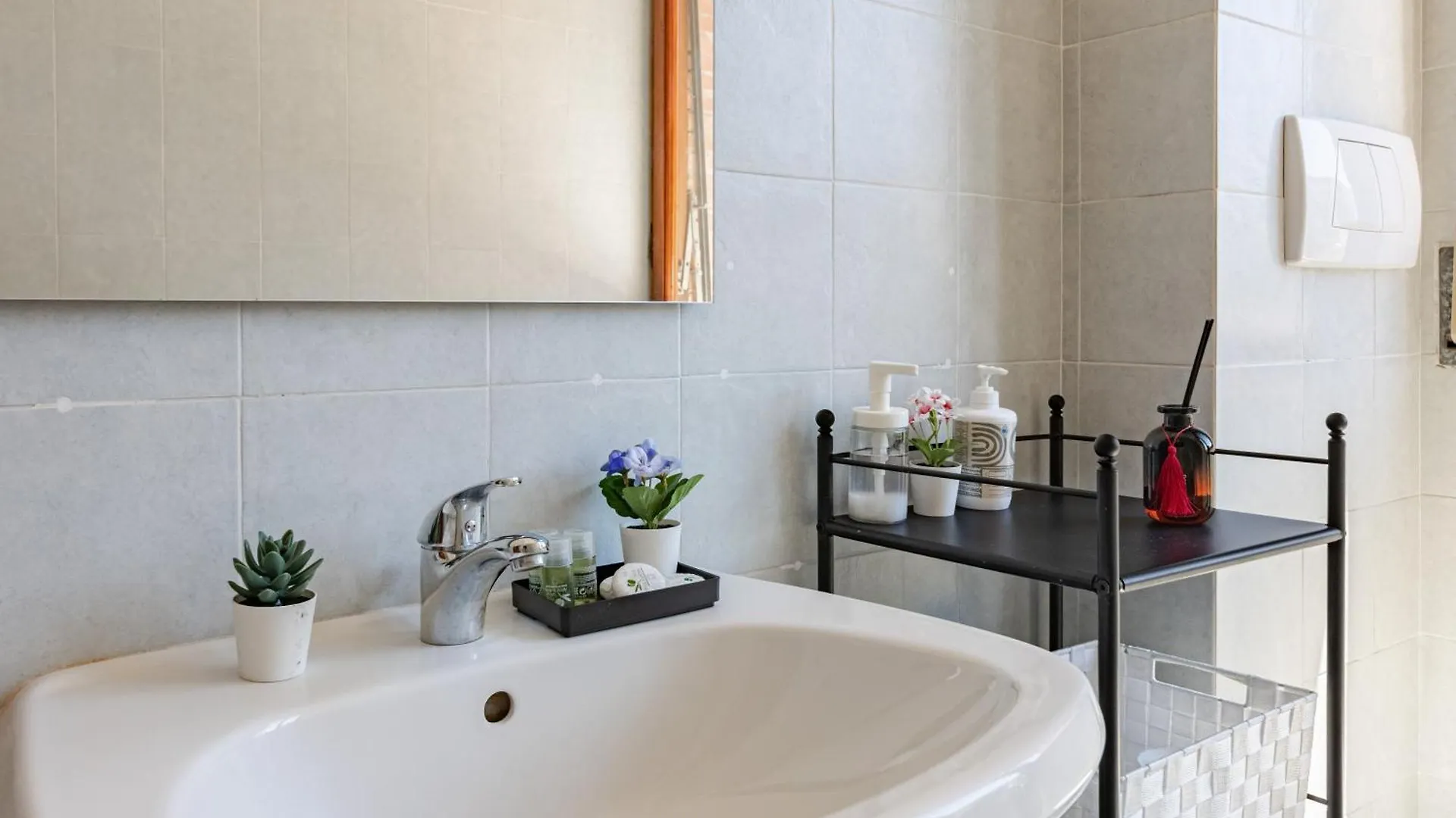 Landi 9 - 2 Camere, 3 Balconi, Parcheggio, Zona Residenziale Pisa